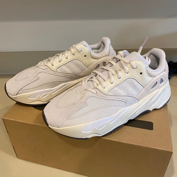 Yeezy Boost 700 Analog